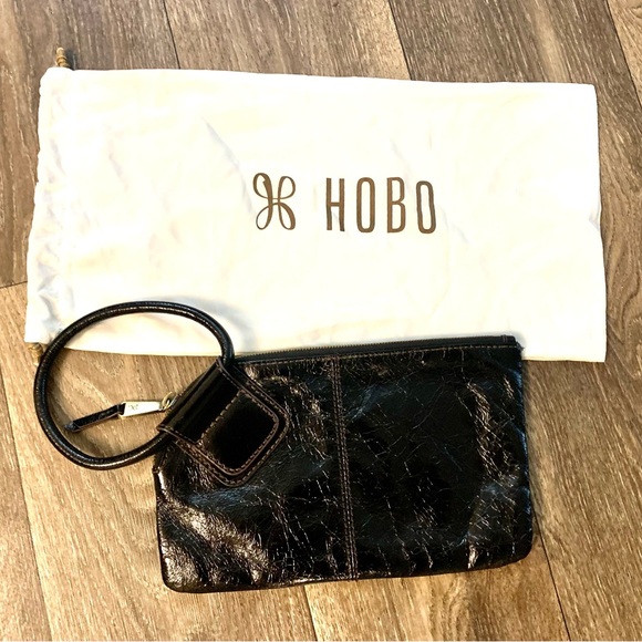 HOBO- sable wristlet in black polished leather. 
Measurements-10 x 6. Brand new - Picture 1 of 6